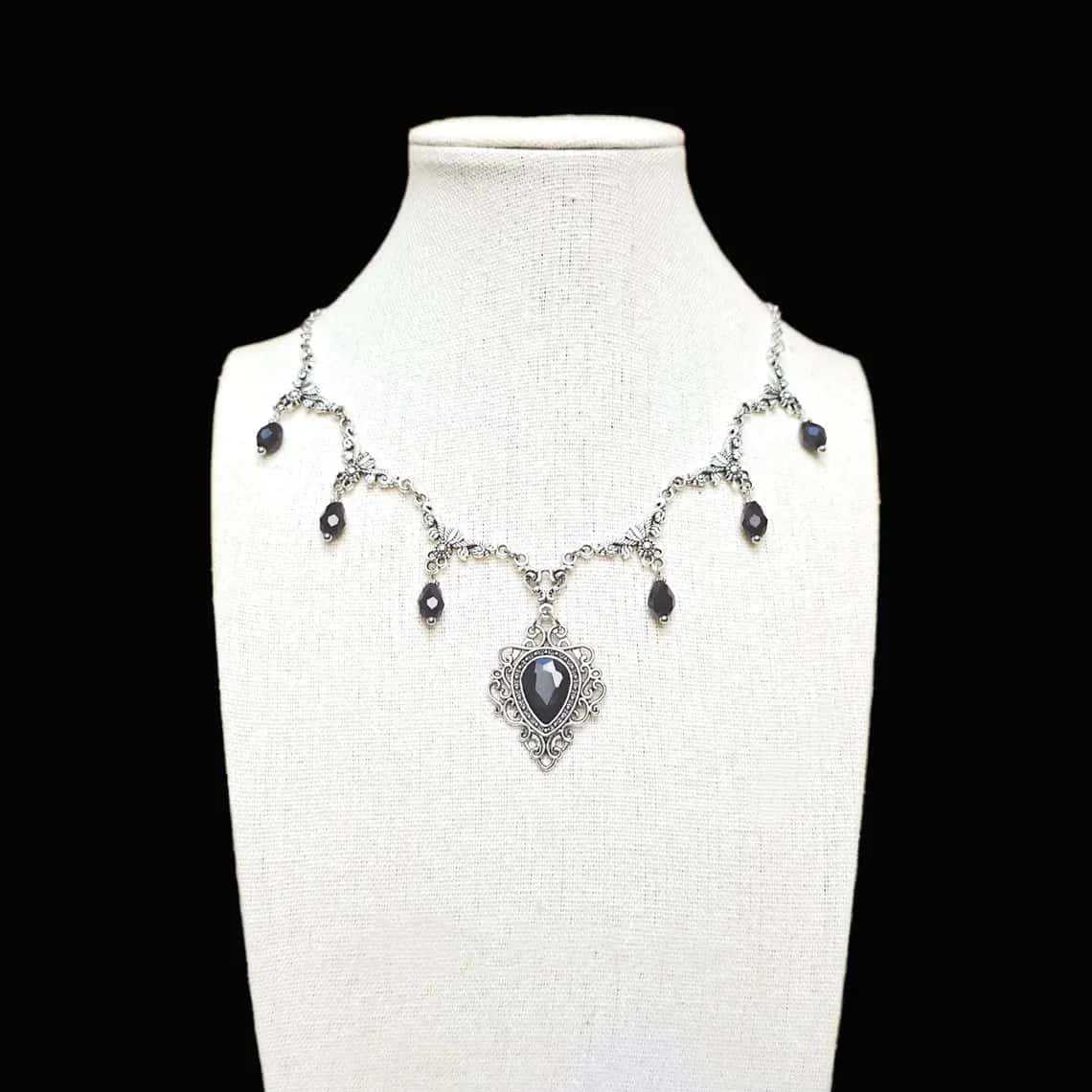 Collier brodé Victoria, bijoux - Men'S Vampire Accessories avis et prix